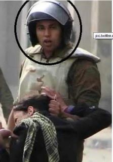 جندى مصرى يجر فتاة من المتظاهرين من شعرها