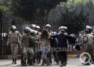 صورة جنود يعتدون على فتاة من المتظاهرين