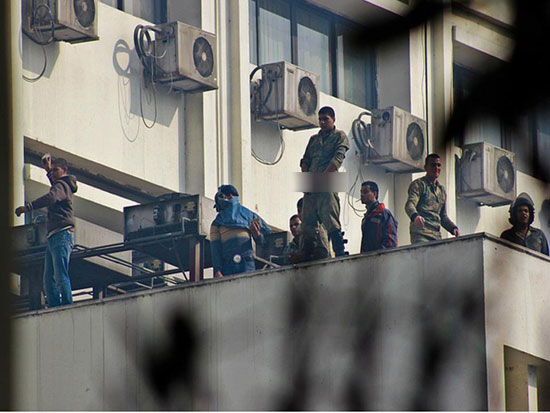صورة الجندى المصرى الذى يتبول على معتصمى رئاسة الوزراء